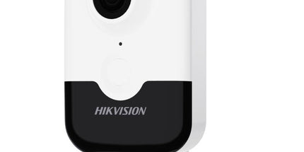 Kamerë IP Cube Hikvision DS-2CD2443G2-IW(W) 4MP me WiFi, audio me dy drejtime, mikrofon dhe altoparlant të integruar, Digital WDR, zbulim inteligjent të njerëzve dhe automjeteve, infra të kuqe deri në 10 metra, mbështetje për kartë microSD deri në 512GB, ideale për monitorimin e shtëpisë dhe biznesit në Shqipëri.