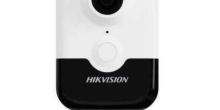 Kamerë IP Cube Hikvision DS-2CD2443G2-IW(W) 4MP me WiFi, audio me dy drejtime, mikrofon dhe altoparlant të integruar, Digital WDR, zbulim inteligjent të njerëzve dhe automjeteve, infra të kuqe deri në 10 metra, mbështetje për kartë microSD deri në 512GB, ideale për monitorimin e shtëpisë dhe biznesit në Shqipëri.