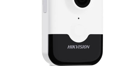 Kamerë IP Cube Hikvision DS-2CD2443G2-IW(W) 4MP me WiFi, audio me dy drejtime, mikrofon dhe altoparlant të integruar, Digital WDR, zbulim inteligjent të njerëzve dhe automjeteve, infra të kuqe deri në 10 metra, mbështetje për kartë microSD deri në 512GB, ideale për monitorimin e shtëpisë dhe biznesit në Shqipëri.