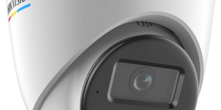 Kamera Hikvision DS-2CD1327G2H-LIUF 2MP ColorVu Smart Hybrid Light IP Turret me rezolucion Full HD 1920×1080, teknologji ColorVu F1.0, Human & Vehicle Detection, Smart Hybrid Light, IR Night Vision deri në 30 metra, White Light deri në 30 metra, mikrofon të integruar, microSD deri në 512GB, H.265+, PoE, IP67, kamerë sigurie profesionale për shtëpi, biznese, magazina dhe ambiente të jashtme në Shqipëri | AlbaStore