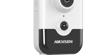Kamera Hikvision DS-2CD2421G0-IW 2MP PIR WiFi Cube me rezolucion Full HD 1920×1080, PIR Human Detection deri në 8 metra, IR Night Vision deri në 10 metra, Two-Way Audio me mikrofon dhe altoparlant të integruar, WiFi deri në 50 metra, H.265+, WDR 120dB, microSD deri në 256GB, PoE, Hik-Connect, kamerë sigurie profesionale për shtëpi, zyra dhe biznese në Shqipëri | AlbaStore