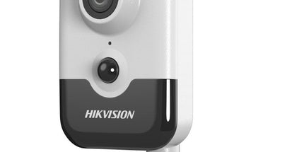 Kamera Hikvision DS-2CD2421G0-IW 2MP PIR WiFi Cube me rezolucion Full HD 1920×1080, PIR Human Detection deri në 8 metra, IR Night Vision deri në 10 metra, Two-Way Audio me mikrofon dhe altoparlant të integruar, WiFi deri në 50 metra, H.265+, WDR 120dB, microSD deri në 256GB, PoE, Hik-Connect, kamerë sigurie profesionale për shtëpi, zyra dhe biznese në Shqipëri | AlbaStore
