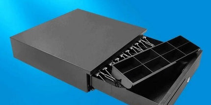 Kasë lekësh automatike OCOM ECD-420X me 5 ndarje kartëmonedhash dhe 8 monedhash, slot frontal dhe mekanizëm POS për markete dhe dyqane në Shqipëri.