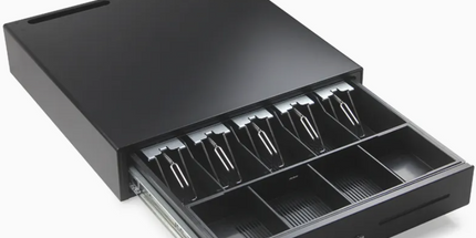 Kase lekesh POS GS-460 për biznese me përmasa 460×460×115 mm, 5 ndarje për kartëmonedha, 5 ndarje për monedha, kyç mekanik me 3 pozicione, konstruksion çeliku i fortë, ideal për markete, supermarkete, restorante, farmaci dhe biznese në Shqipëri.
