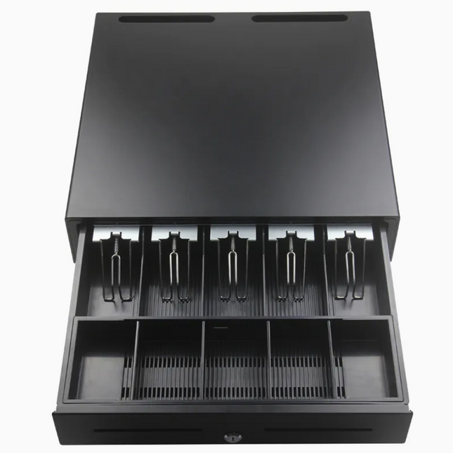Kase lekesh POS GS-460 për biznese me përmasa 460×460×115 mm, 5 ndarje për kartëmonedha, 5 ndarje për monedha, kyç mekanik me 3 pozicione, konstruksion çeliku i fortë, ideal për markete, supermarkete, restorante, farmaci dhe biznese në Shqipëri.