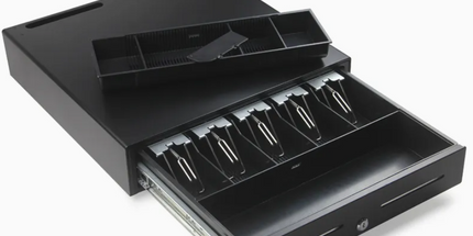 Kase lekesh POS GS-460 për biznese me përmasa 460×460×115 mm, 5 ndarje për kartëmonedha, 5 ndarje për monedha, kyç mekanik me 3 pozicione, konstruksion çeliku i fortë, ideal për markete, supermarkete, restorante, farmaci dhe biznese në Shqipëri.