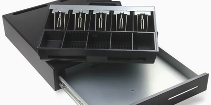 Kase lekesh POS GS-460 për biznese me përmasa 460×460×115 mm, 5 ndarje për kartëmonedha, 5 ndarje për monedha, kyç mekanik me 3 pozicione, konstruksion çeliku i fortë, ideal për markete, supermarkete, restorante, farmaci dhe biznese në Shqipëri.