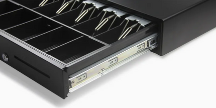 Kase lekesh POS GS-460 për biznese me përmasa 460×460×115 mm, 5 ndarje për kartëmonedha, 5 ndarje për monedha, kyç mekanik me 3 pozicione, konstruksion çeliku i fortë, ideal për markete, supermarkete, restorante, farmaci dhe biznese në Shqipëri.