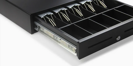 Kase lekesh POS GS-460 për biznese me përmasa 460×460×115 mm, 5 ndarje për kartëmonedha, 5 ndarje për monedha, kyç mekanik me 3 pozicione, konstruksion çeliku i fortë, ideal për markete, supermarkete, restorante, farmaci dhe biznese në Shqipëri.