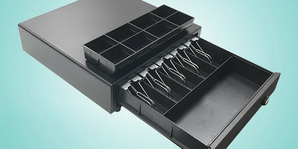 Sirtar metalik elektronik ECD-410G për kasë fiskale dhe sisteme POS me gjerësi 410 mm, 5 ndarje për kartëmonedha, 8 ndarje për monedha, hapje elektrike 12V/24V, kyç sigurie me 3 pozicione, ideal për markete, supermarkete, farmaci, restorante dhe biznese në Shqipëri. 