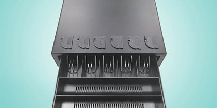 Sirtar metalik elektronik ECD-410G për kasë fiskale dhe sisteme POS me gjerësi 410 mm, 5 ndarje për kartëmonedha, 8 ndarje për monedha, hapje elektrike 12V/24V, kyç sigurie me 3 pozicione, ideal për markete, supermarkete, farmaci, restorante dhe biznese në Shqipëri. 