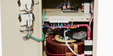 Stabilizator tensioni ANDELI SVC-10000VA Automatic Voltage Stabilizer me fuqi 10000VA, stabilizim automatik të tensionit 220V, ekran analog, mbrojtje ndaj luhatjeve të rrymës, ideal për serverë, pajisje industriale, kamera sigurie, DVR, NVR dhe sisteme elektrike në Shqipëri. 