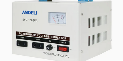 Stabilizator tensioni ANDELI SVC-1000VA Automatic Voltage Stabilizer me fuqi 1000VA, stabilizim automatik të tensionit 220V, ekran analog, mbrojtje ndaj luhatjeve të rrymës, ideal për televizorë, kompjuterë, kamera sigurie, DVR, NVR dhe pajisje elektronike në Shqipëri.