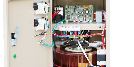 Stabilizator tensioni ANDELI SVC-15000VA Automatic Voltage Stabilizer me fuqi 15000VA, stabilizim automatik të tensionit 220V, ekran analog, mbrojtje ndaj luhatjeve të rrymës, ideal për serverë, pajisje industriale, fabrika, punishte, kamera sigurie, DVR, NVR dhe sisteme elektrike në Shqipëri.