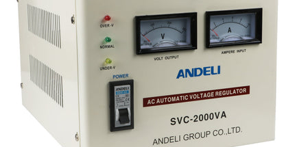 Stabilizator tensioni ANDELI SVC-2000VA Automatic Voltage Stabilizer me fuqi 2000VA, stabilizim automatik të tensionit 220V, ekran analog, mbrojtje ndaj luhatjeve të rrymës, ideal për televizorë, kompjuterë, kamera sigurie, DVR, NVR, serverë dhe pajisje elektronike në Shqipëri. 