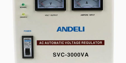 Stabilizator tensioni ANDELI SVC-3000VA Automatic Voltage Stabilizer me fuqi 3000VA, stabilizim automatik të tensionit 220V, ekran analog, mbrojtje ndaj luhatjeve të rrymës, ideal për televizorë, kompjuterë, kamera sigurie, DVR, NVR, serverë dhe pajisje elektronike në Shqipëri.