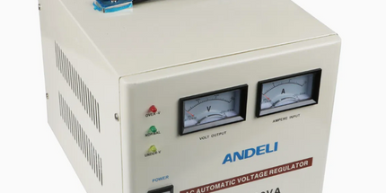 Stabilizator tensioni ANDELI SVC-3000VA Automatic Voltage Stabilizer me fuqi 3000VA, stabilizim automatik të tensionit 220V, ekran analog, mbrojtje ndaj luhatjeve të rrymës, ideal për televizorë, kompjuterë, kamera sigurie, DVR, NVR, serverë dhe pajisje elektronike në Shqipëri.