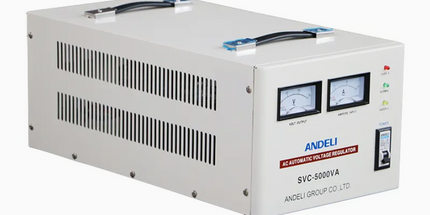 Stabilizator tensioni ANDELI SVC-5000VA Automatic Voltage Stabilizer me fuqi 5000VA, stabilizim automatik të tensionit 220V, ekran analog, mbrojtje ndaj luhatjeve të rrymës, ideal për televizorë, kompjuterë, serverë, kamera sigurie, DVR, NVR dhe pajisje elektronike në Shqipëri.