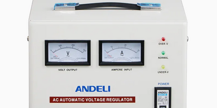 Stabilizator tensioni ANDELI SVC-5000VA Automatic Voltage Stabilizer me fuqi 5000VA, stabilizim automatik të tensionit 220V, ekran analog, mbrojtje ndaj luhatjeve të rrymës, ideal për televizorë, kompjuterë, serverë, kamera sigurie, DVR, NVR dhe pajisje elektronike në Shqipëri.