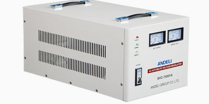 Stabilizator tensioni ANDELI SVC-7500VA Automatic Voltage Stabilizer me fuqi 7500VA, stabilizim automatik të tensionit 220V, ekran analog, mbrojtje ndaj luhatjeve të rrymës, ideal për serverë, pajisje industriale, kamera sigurie, DVR, NVR, kompjuterë dhe pajisje elektronike në Shqipëri.